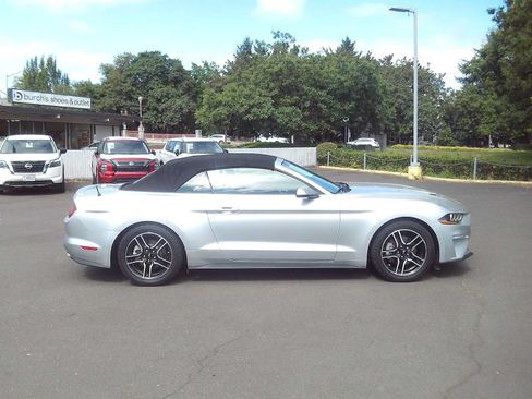 Used 2018 Ford Mustang Premium RWD image 6