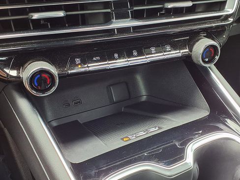 Used 2024 Chevrolet Traverse LT w/ Midnight/Sport Edition image 8