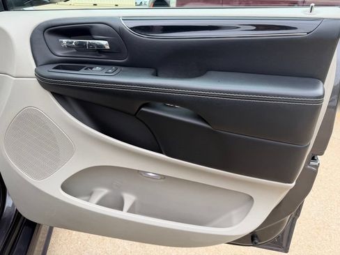 Used 2019 Dodge Grand Caravan SXT FWD image 29