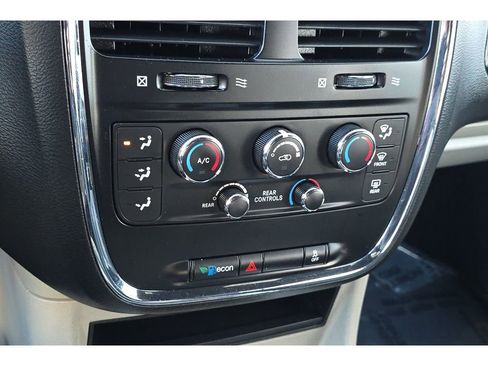 Used 2018 Dodge Grand Caravan SXT image 22