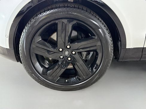 Used 2024 Land Rover Discovery Metropolitan Edition image 43