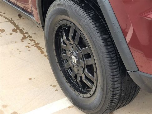 Used 2019 Jeep Grand Cherokee Laredo w/ 18" Wheel & 8.4" Radio Group image 7