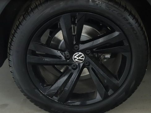 Used 2024 Volkswagen Tiguan SE R-Line image 12