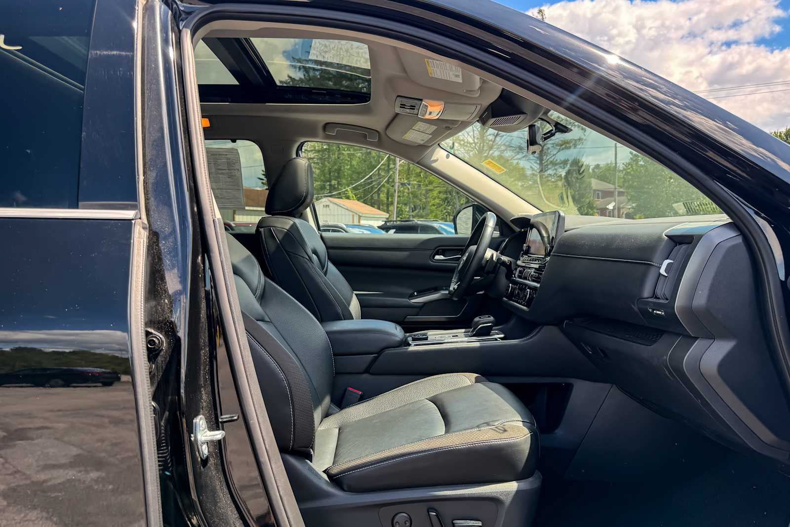 Certified 2024 Nissan Pathfinder SL w/ SL Premium Package AWD/4WD image 10