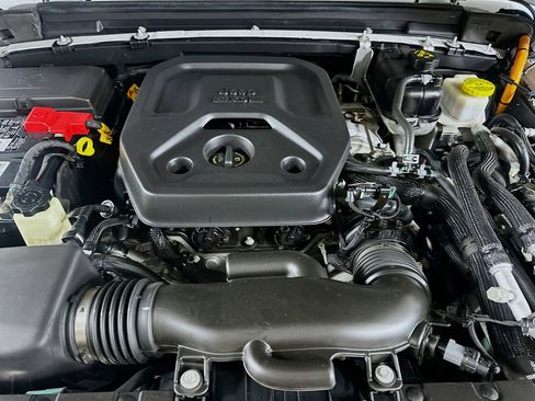 Used 2023 Jeep Wrangler Unlimited AWD/4WD image 31