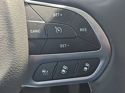Used 2024 Chrysler Pacifica Touring-L FWD image 27