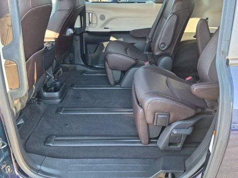 Used 2023 Toyota Sienna Platinum AWD/4WD image 17