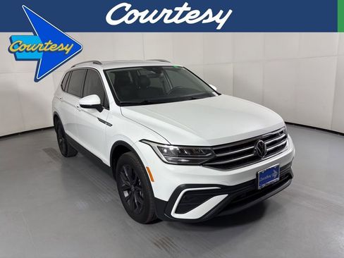Used 2024 Volkswagen Tiguan SE FWD image 1