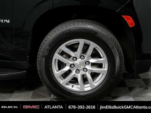 Used 2022 Chevrolet Suburban LT w/ Luxury Package image 40