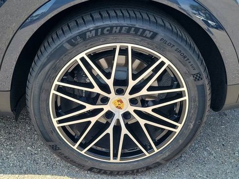 Certified 2024 Porsche Cayenne AWD/4WD image 10
