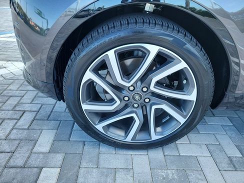 Used 2025 Land Rover Discovery Metropolitan Edition AWD/4WD image 13