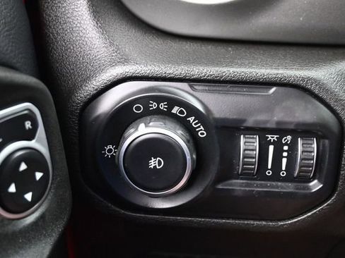 Used 2019 Jeep Wrangler Unlimited Sahara w/ Safety Group AWD/4WD image 22