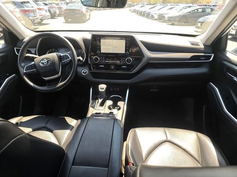 Used 2022 Toyota Highlander XLE AWD/4WD image 14