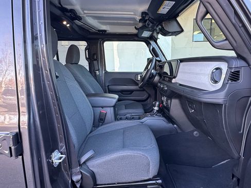 Used 2025 Jeep Wrangler Sahara image 22