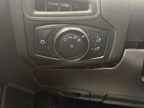 Used 2014 Ford Focus SE w/ SE Winter Package FWD image 16