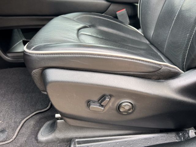 Used 2025 Chrysler Pacifica Limited FWD image 13