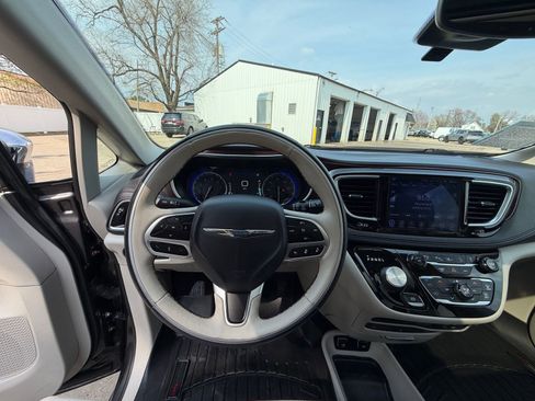 Used 2017 Chrysler Pacifica Limited w/ UConnect Theater Package image 2