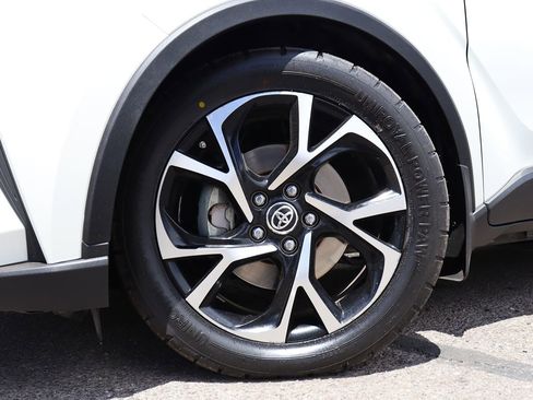 Used 2020 Toyota C-HR XLE FWD image 5