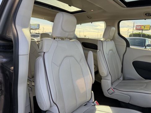 Used 2017 Chrysler Pacifica Limited image 23
