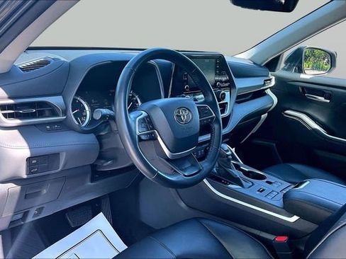 Used 2022 Toyota Highlander XLE AWD/4WD image 20