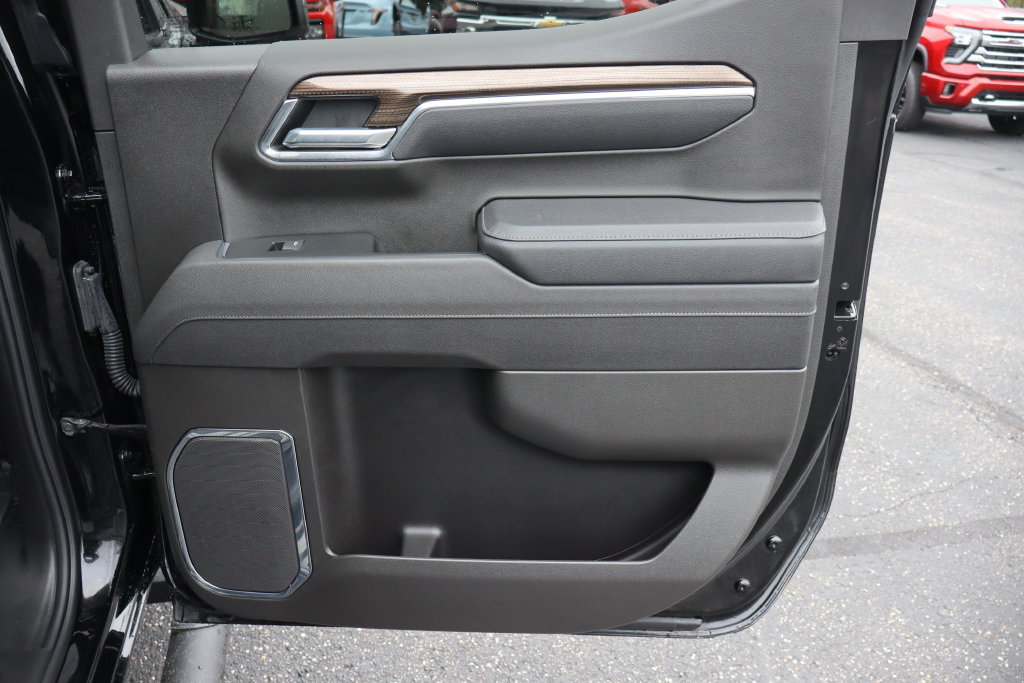 Used 2025 Chevrolet Silverado 1500 LT Trail Boss w/ Dark Appearance Package AWD/4WD image 24