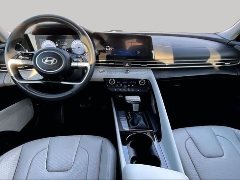 Used 2025 Hyundai Elantra SEL FWD image 15