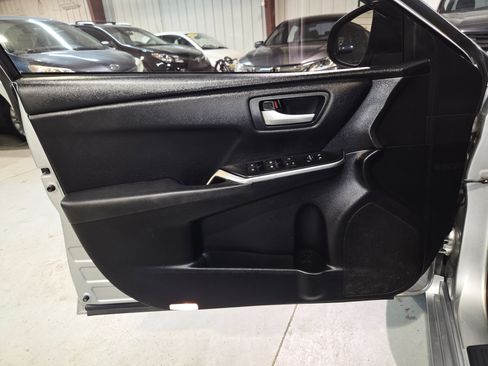 Used 2017 Toyota Camry SE w/ Moonroof Package FWD image 13