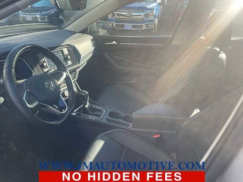Used 2022 Volkswagen Jetta SE FWD image 2