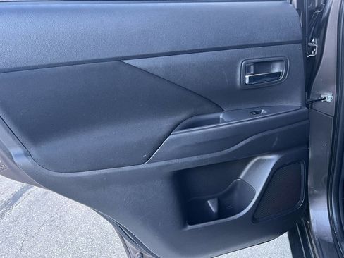 Used 2018 Mitsubishi Outlander ES image 27