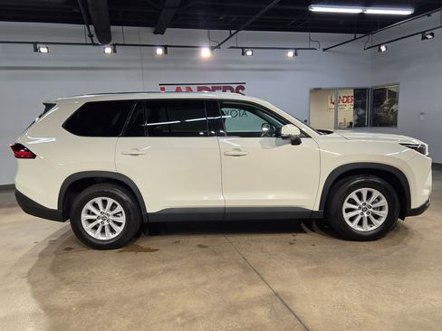 Certified 2024 Toyota Grand Highlander AWD image 8