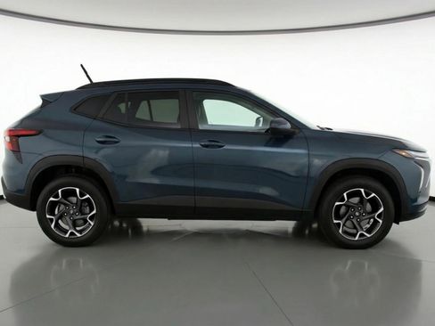 Used 2025 Chevrolet Trax LT FWD image 11