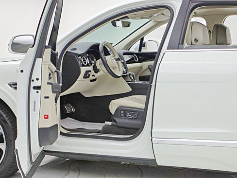Certified 2017 Bentley Bentayga AWD/4WD image 7