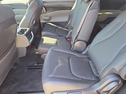 New 2026 Kia Carnival FWD image 16