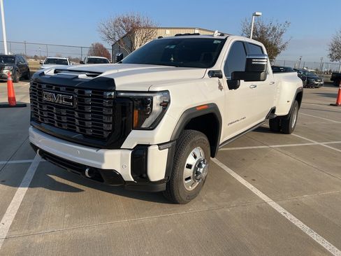 Used 2025 GMC Sierra 3500 Denali Ultimate image 3
