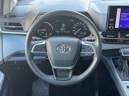 Used 2025 Toyota Sienna XLE FWD image 25