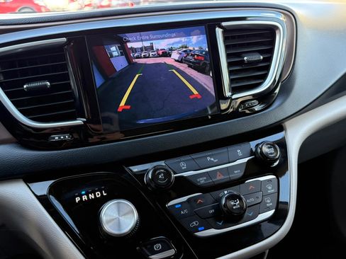 Used 2017 Chrysler Pacifica Touring-L Plus FWD image 14