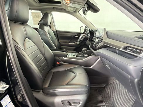 Used 2021 Toyota Highlander XLE AWD/4WD image 30