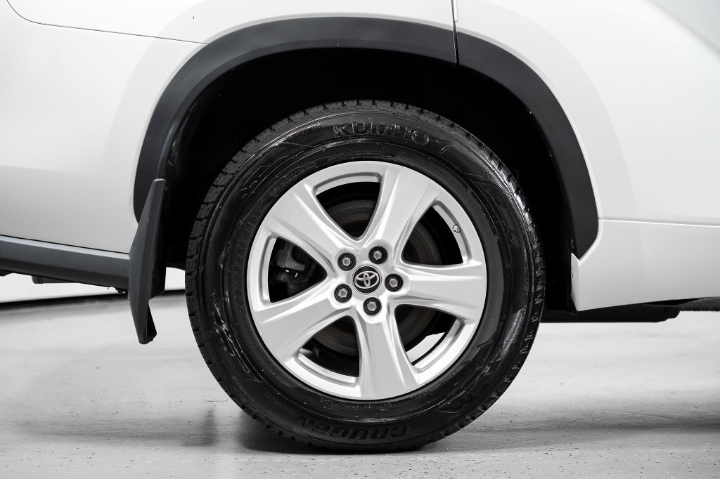 Used 2023 Toyota Highlander LE FWD image 7
