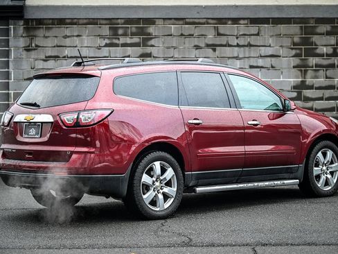 Used 2017 Chevrolet Traverse LT w/ Style and Technology Package image 3