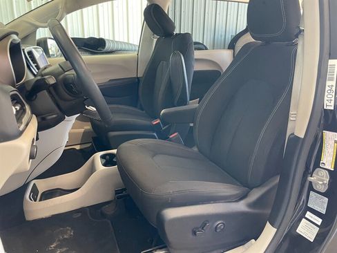 Used 2022 Chrysler Voyager LX FWD image 16
