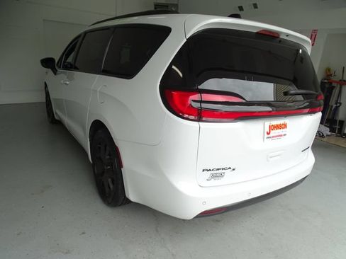 Certified 2025 Chrysler Pacifica Limited FWD image 18