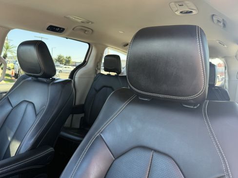 Used 2023 Chrysler Pacifica Touring-L image 16