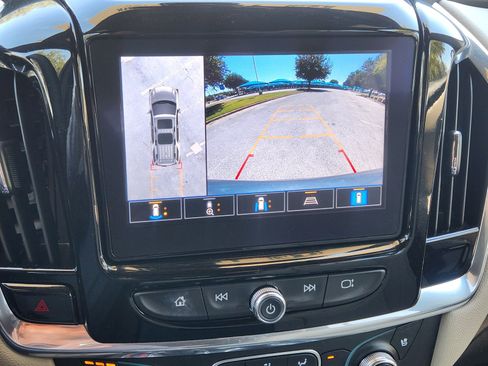 Used 2023 Chevrolet Traverse Premier FWD image 7
