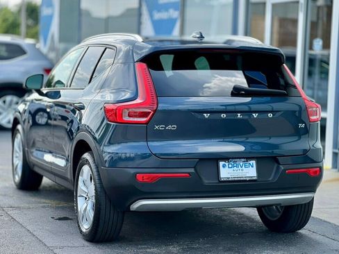 Used 2021 Volvo XC40 T4 Momentum FWD image 3