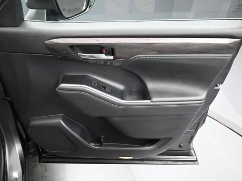 Certified 2021 Toyota Highlander Platinum AWD/4WD image 40