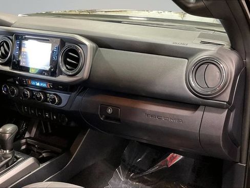 Used 2017 Toyota Tacoma TRD Off-Road AWD/4WD image 18