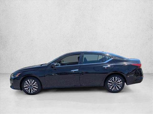 Used 2024 Nissan Altima 2.5 SV FWD image 9