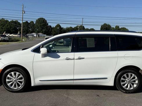 Used 2019 Chrysler Pacifica Touring-L FWD image 4