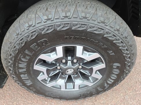 Certified 2020 Toyota Tacoma TRD Off-Road AWD/4WD image 9