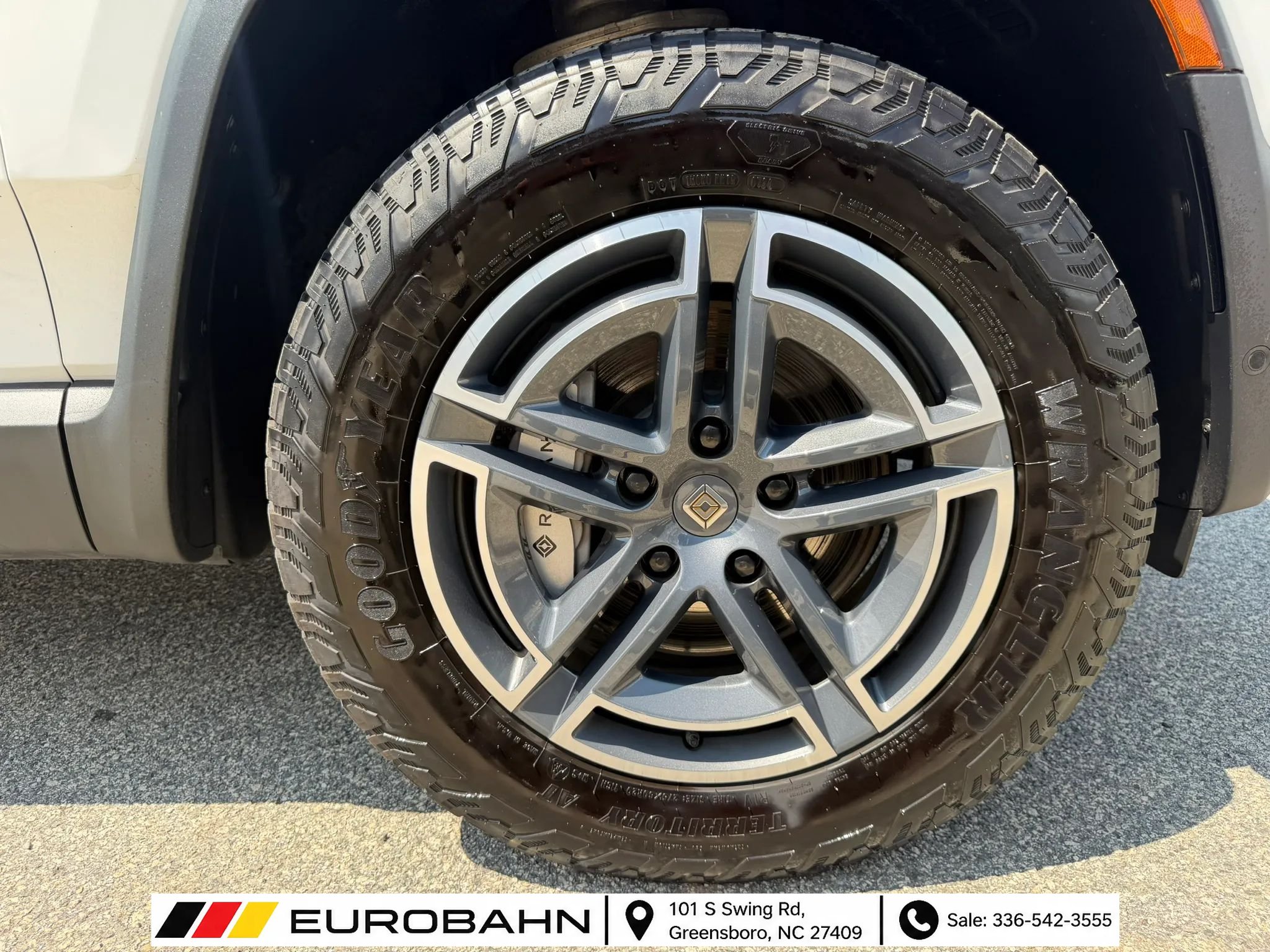 Used 2025 Rivian R1S Adventure Dual AWD/4WD image 30